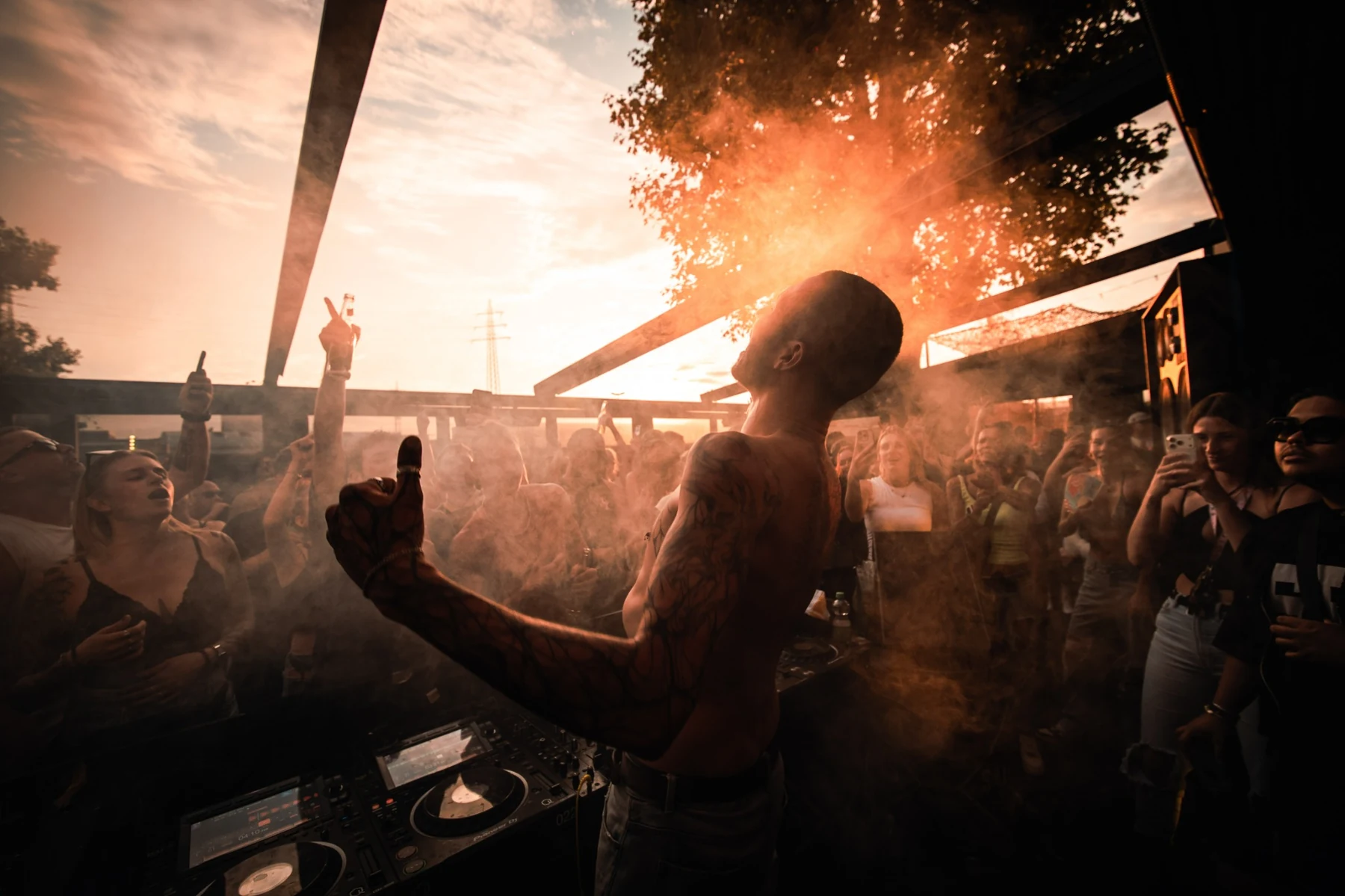 Eventfotografie während eines DJ-Sets bei Sonnenuntergang