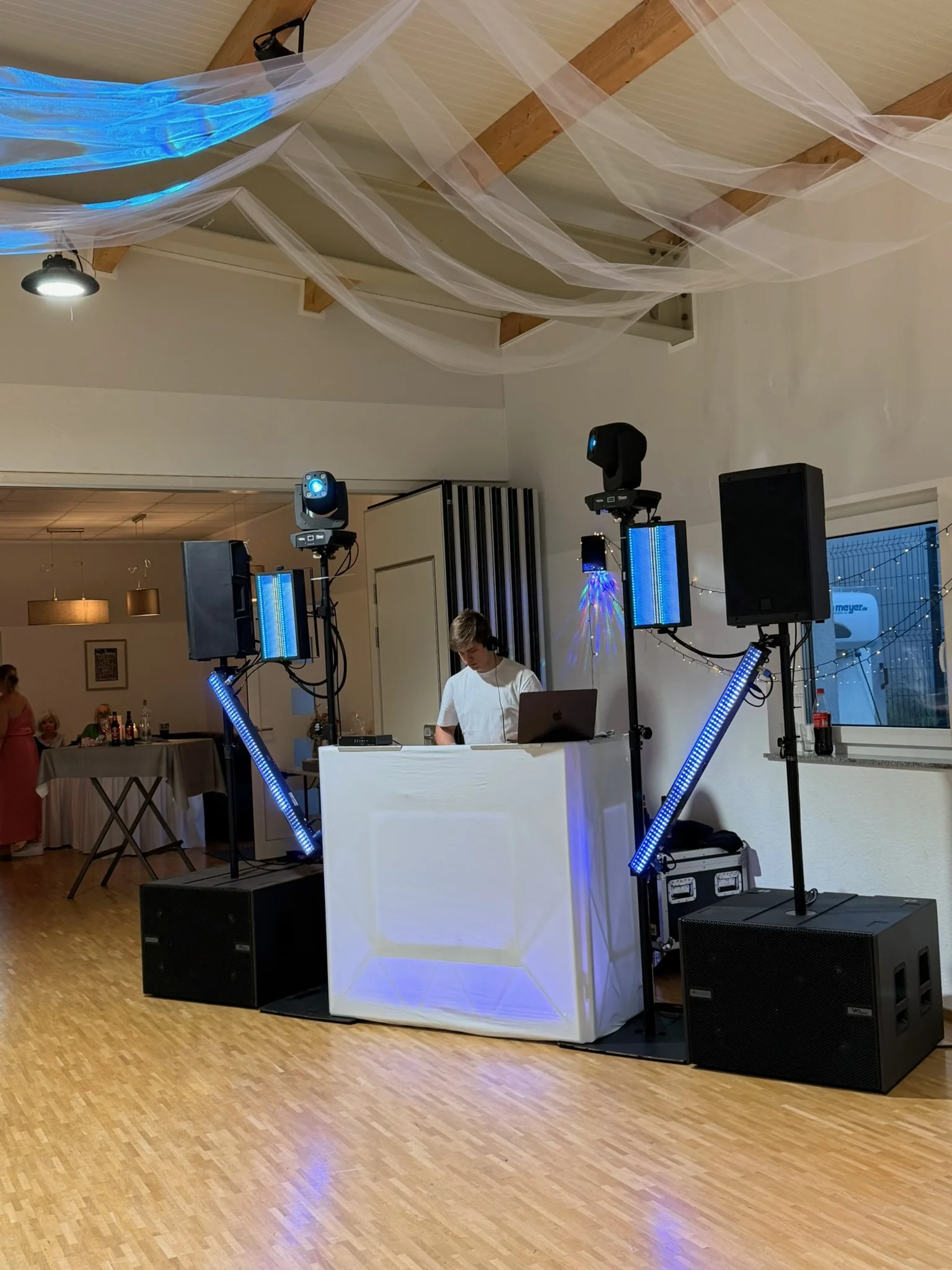 Aufgebautes DJ-Setup in einer hellen Eventlocation