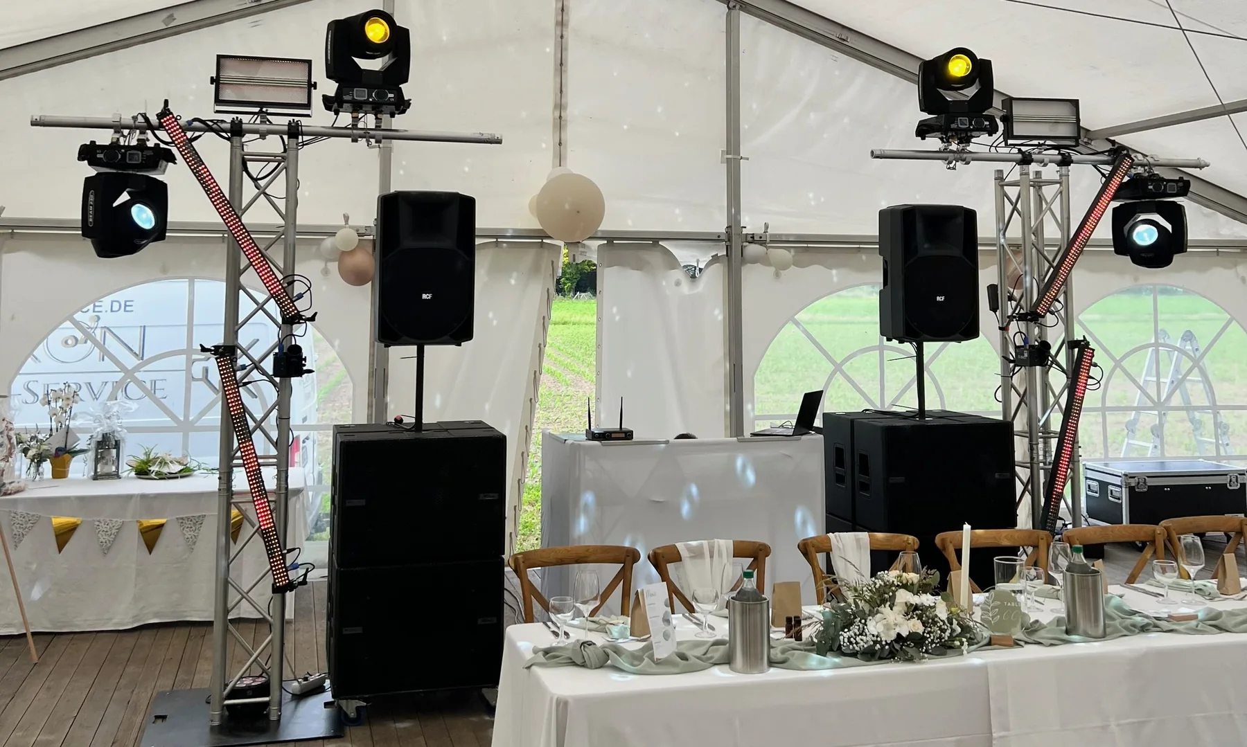 DJ- und Lichtaufbau in einer Hochzeitslocation