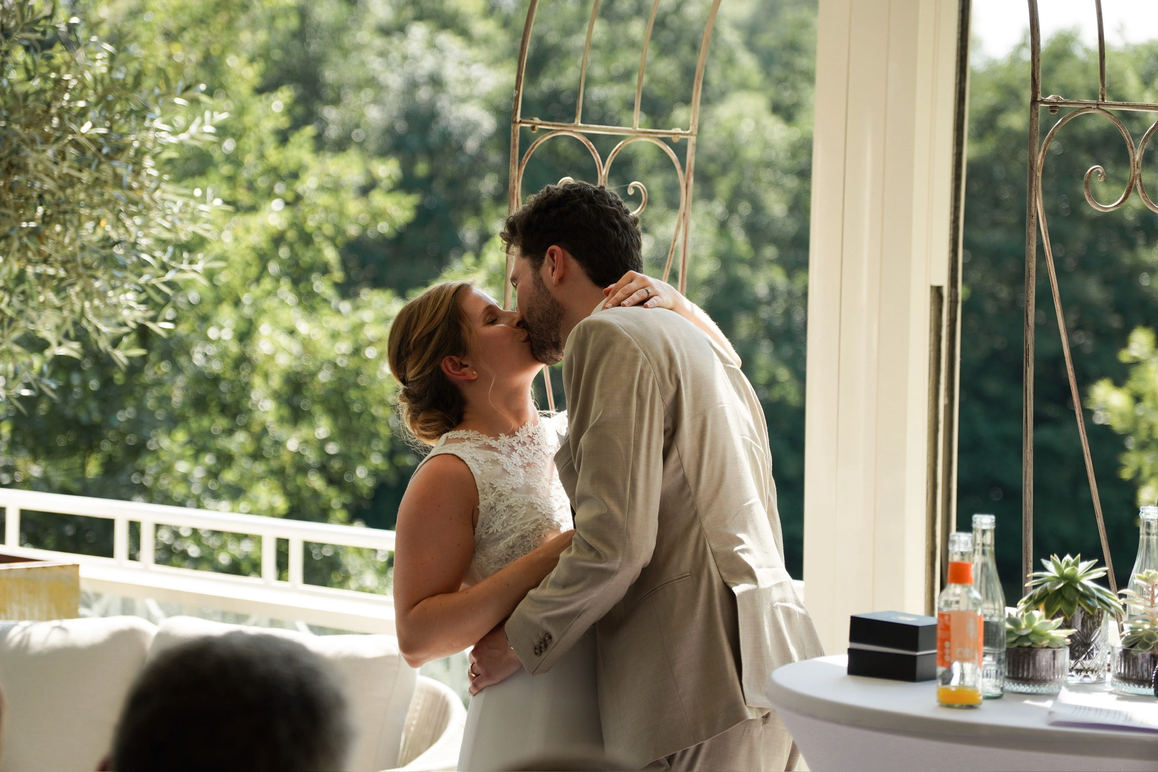Brautpaar bei einem besonderen Moment der Hochzeit